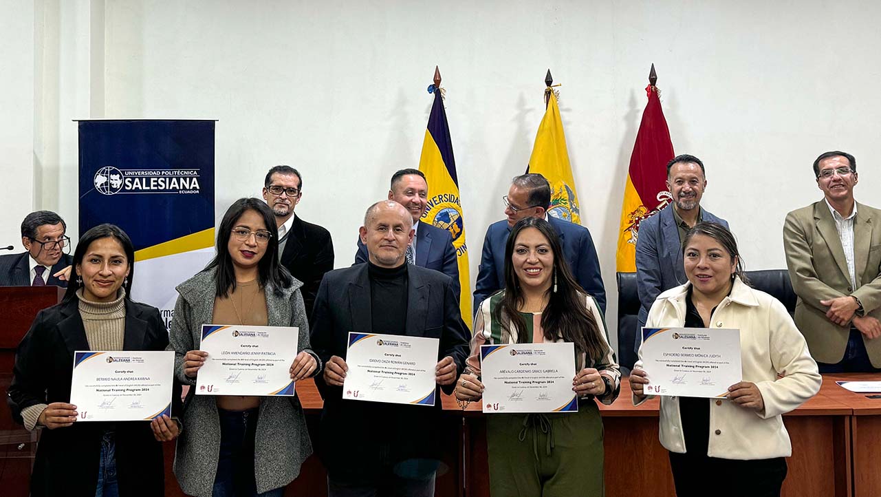 Docentes y administrativos reciben sus certificados